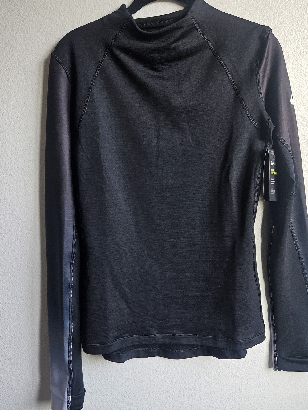 Nike Hiperworm Women’s Black Long-Sleeve Performance Top